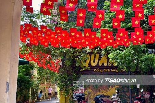 'Phát sốt' với con ngõ rợp cờ đỏ sao vàng thuộc di tích nổi tiếng Hà Nội, dân tình đổ xô đến check-in 2/9