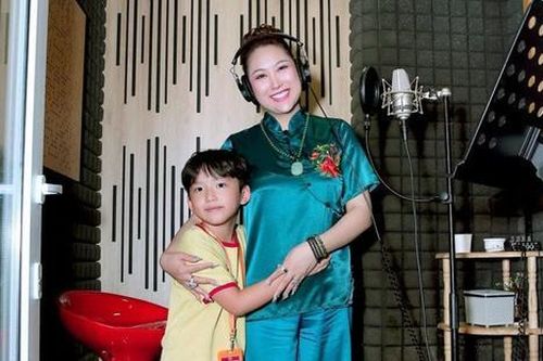 Phi Thanh Vân: 'Tôi muốn con trai thừa hưởng tình yêu quê hương, đất nước'