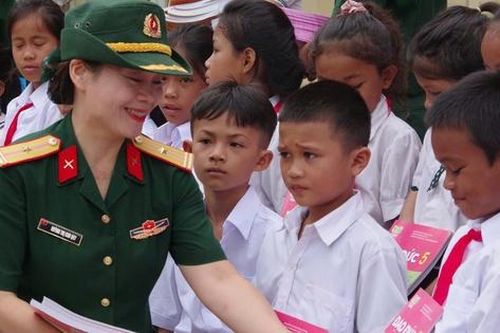 Quảng Trị: Học sinh có hoàn cảnh khó khăn nhận quà trước thềm năm học mới