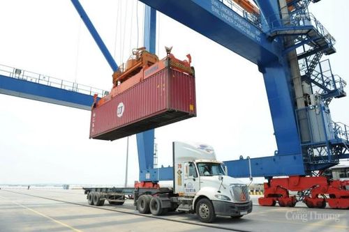Hàng rào nào 'cản bước' xuất nhập khẩu những tháng cuối năm?