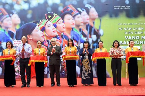 Khai mạc Triển lãm và ra mắt Sách ảnh 70 năm Chiến thắng Điện Biên Phủ - Vang mãi bản hùng ca