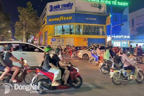 Dòng người nườm nượp đổ về Công viên Dương Tử Giang đón xem chương trình đêm nhạc EDM