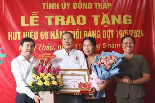 Xây dựng Đảng về chính trị, tư tưởng, đạo đức ngày càng vững mạnh