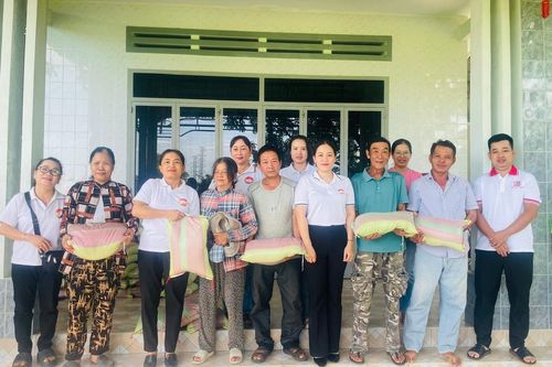 Mặt trận phường Cam Nghĩa: Trao 100 phần quà cho người nghèo, khó khăn, neo đơn
