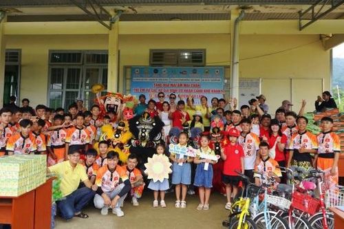 Mang niềm vui đến với người dân, học sinh khó khăn đồng bào dân tộc thiểu số