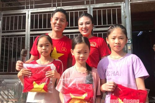 Phát miễn phí trên 2.200 áo cờ đỏ sao vàng cho nhân dân