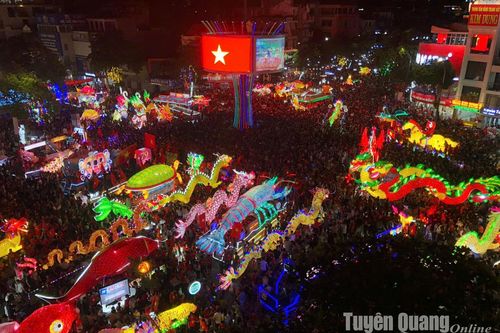 Rực sắc đỏ Thành Tuyên