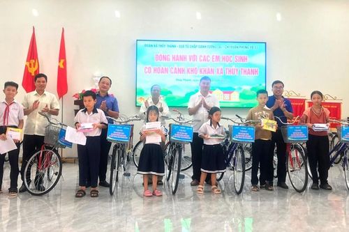 Nhiều phần quà tặng học sinh nghèo trong ngày lễ Quốc khánh