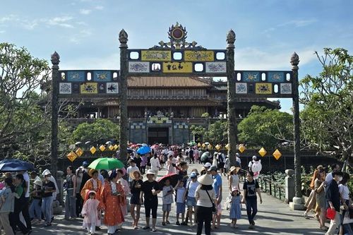Du khách nườm nượp tham quan Đại Nội Huế dịp 2/9