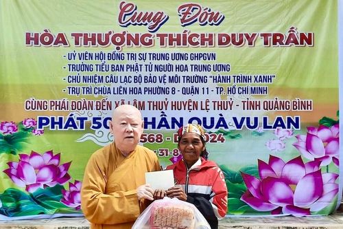 Chùa Liên Hoa (TP.HCM) tặng 500 phần quà đến đồng bào dân tộc tỉnh Quảng Bình