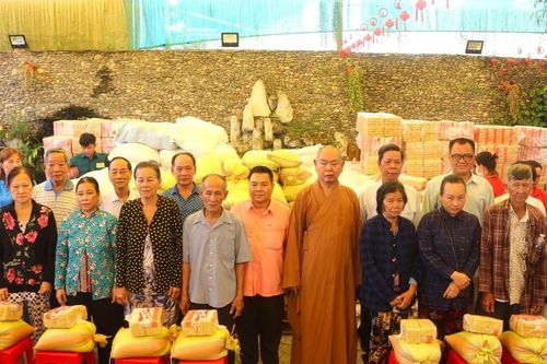 Chùa Long Hoa, Phổ Đà Sơn (Q.8) tặng quà người nghèo, học bổng cho học sinh hiếu học