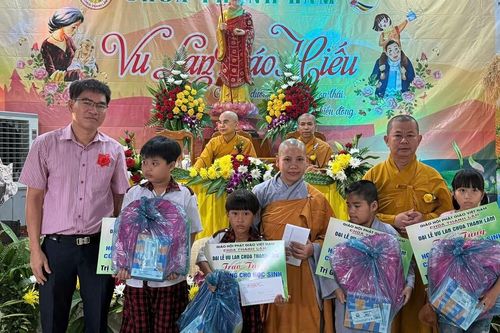 Các tự viện, nhóm từ thiện tặng học bổng cho học sinh và trao quà đến hộ nghèo ở địa phương