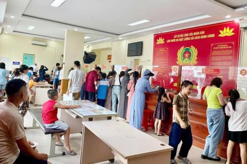 Công an TP Vinh xuyên kỳ nghỉ lễ cấp căn cước cho người dân