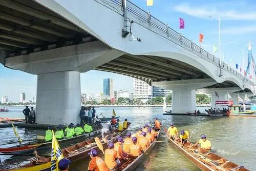 Đua thuyền truyền thống trên sông Hàn mừng Quốc khánh