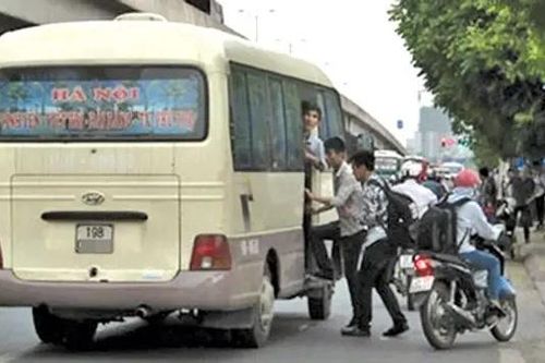 Ô tô dừng giữa đường, ngang nhiên nhồi nhét khách