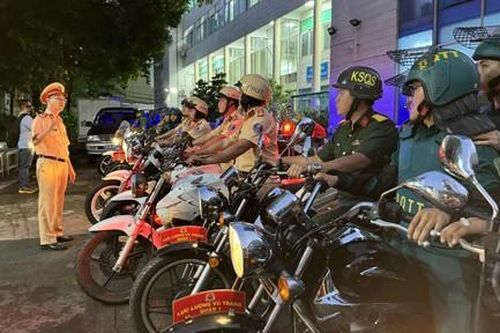 Công an Quận 1 ra quân đảm bảo ANTT để người dân xem bắn pháo hoa mừng lễ 2/9