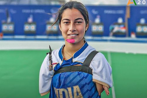 Nữ cung thủ Paralympic bắn loạt điểm 10 bằng chân