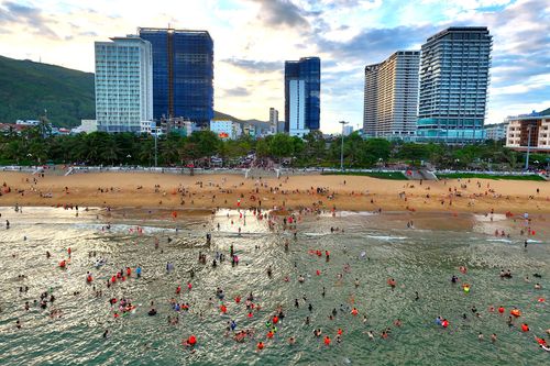 Trời đẹp, du khách đổ về biển Quy Nhơn tận hưởng kỳ nghỉ lễ