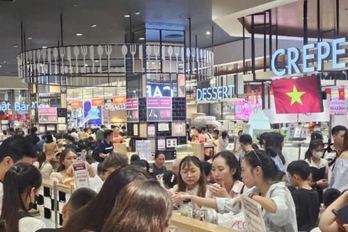 Dịp lễ 2-9: Khu vui chơi, ăn uống nhộn nhịp, cửa hàng thời trang vắng khách