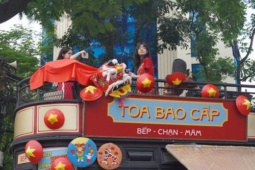 'Du hành' về thời bao cấp trên tuyến tàu điện số 6 giữa lòng Hà Nội