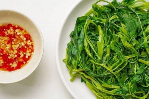 Cách luộc rau muống xanh giòn đơn giản