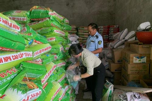 Tiểu thương công khai kinh doanh hơn 5.000kg phân bón không đảm bảo chất lượng