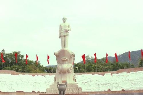 Tượng đài Bác Hồ trên vùng đất Cam Ranh