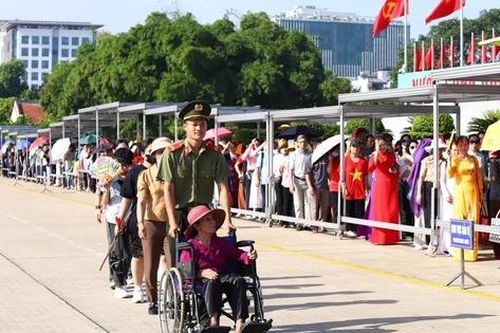 Hàng dài người xếp hàng, đội nắng vào Lăng viếng Chủ tịch Hồ Chí Minh ngày 2/9