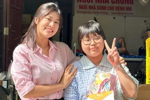 Hoa hậu Đoàn Thiên Ân mang niềm vui Trung Thu sớm đến với các bệnh nhi ung thư