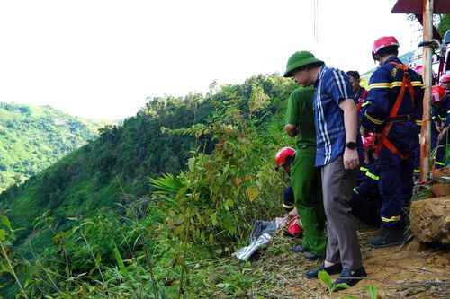 Đi qua khu vực sạt lở nguy hiểm, người phụ nữ bị rơi xuống vực sâu