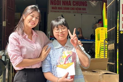 Hoa hậu Thiên Ân mang niềm vui Trung thu đến với các bệnh nhi ung bướu
