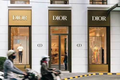 Dior, Chanel, Louis Vuitton kiếm được bao nhiêu tiền ở Việt Nam