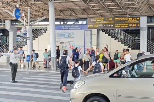 Sân bay Tân Sơn Nhất bất ngờ vắng khách trong ngày cuối nghỉ lễ