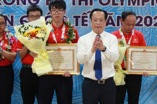 Nam sinh Trường Ams chia sẻ tình yêu với Vật lý thiên văn