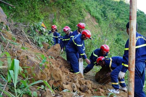 Tai nạn giao thông mới nhất 3/9/2024: xe lao xuống vực, người phụ nữ tử vong