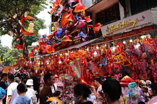 Phố Hàng Mã đông đúc người dân vui chơi dịp nghỉ lễ 2/9
