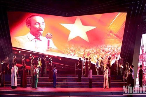 Đông đảo người dân Thành phố Hồ Chí Minh thưởng thức màn pháo hoa mừng Quốc khánh 2/9