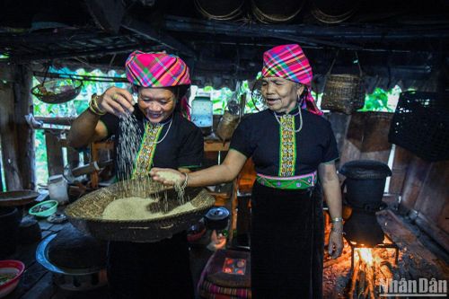Bảo tồn, phát huy trang phục truyền thống dân tộc Khơ Mú, tỉnh Điện Biên gắn với xây dựng nông thôn mới