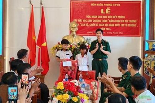 Đón, nhận con nuôi 'Đồn Biên phòng' và tặng quà cho học sinh nghèo vượt khó