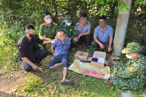 Đồn Biên phòng Cửa khẩu quốc tế Lao Bảo bắt giữ đối tượng vận chuyển 18.000 viên ma túy