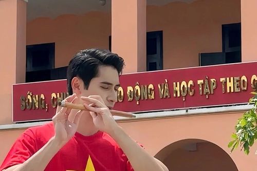 Nam vương Tuấn Ngọc thổi sáo trên nền nhạc ca khúc 'Lá cờ'