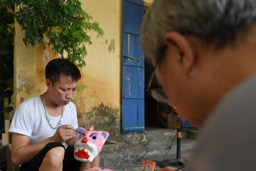 Làng nghề mặt nạ giấy bồi Ông Hảo rộn rã mùa Trung Thu