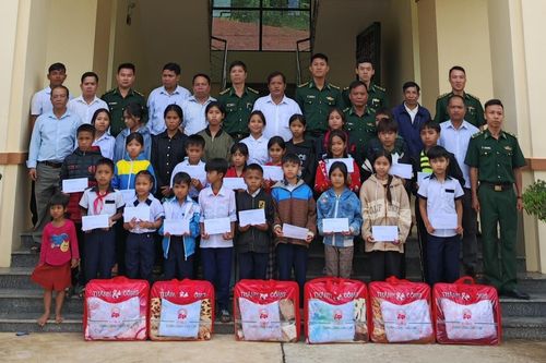 Đồn Biên phòng Tr'Hy đón, nhận con nuôi và tặng quà cho học sinh nghèo vượt khó
