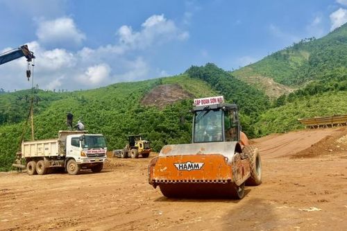 Thi công xuyên lễ dự án đường Hồ Chí Minh đoạn Chợ Chu - ngã ba Trung Sơn