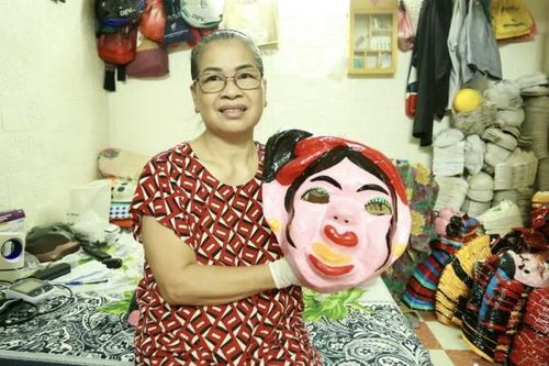 Vợ chồng già làm mặt nạ giấy bồi duy nhất ở Phố cổ Hà Nội
