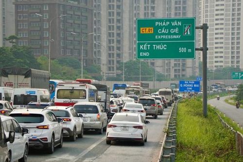 Hàng nghìn du khách trả phòng, kết thúc kỳ nghỉ sớm vì sợ cảnh tắc đường