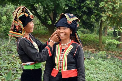 Xây dựng mô hình bảo tồn trang phục truyền thống dân tộc Khơ Mú