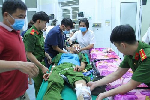 Tuần tra giao thông dịp nghỉ lễ 2/9, Thiếu tá công an bị đâm trọng thương