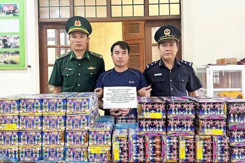 Bắt đối tượng vận chuyển 88 hộp pháo từ Lào về Việt Nam tiêu thụ