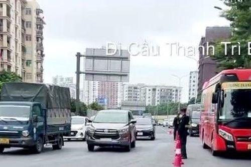 Hết kỳ nghỉ lễ, phương tiện ùn ùn trở lại Hà Nội, CSGT phân luồng xe theo 4 hướng